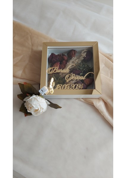 20X20X5 cm Ledli+Isimli Beyaz-Gold Anı Çerçevesi! Yeni Moda Çiçek Anı Çerçevesi! fiyatları