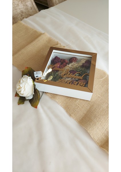 20X20X5 cm Ledli+Isimli Beyaz-Bronz Anı Çerçevesi! Yeni Moda Çiçek Anı Çerçevesi! fiyatları