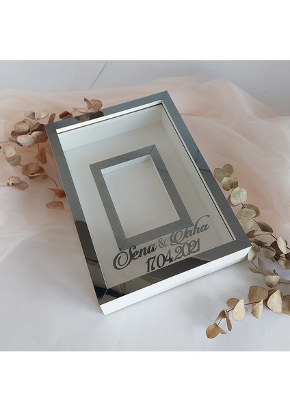 25 x 35 cm Yarı Kaplama Isimli Beyaz-Füme Anı Çerçevesi! Yeni Moda Çiçek Anı Çerçevesi! fiyatları