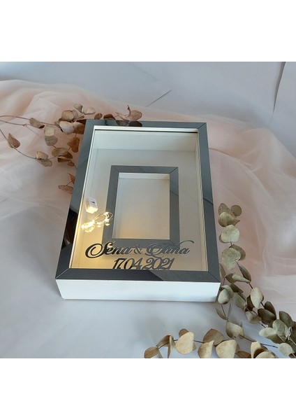 25 x 35 cm Yarı Kaplama Ledli+Isimli Beyaz-Füme Anı Çerçevesi! Yeni Moda Çiçek Anı Çerçevesi!
