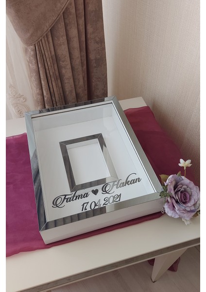 30 x 40 cm Yarı Kaplama Isimli Beyaz-Füme Anı Çerçevesi! Yeni Moda Çiçek Anı Çerçevesi! fırsatları