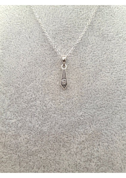 Gümüş Renk Desenli Kravat Model Kolye fiyatları