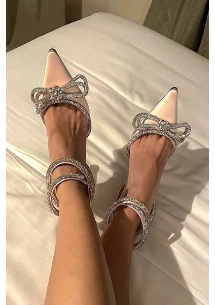 Kadın Nude Bej Ten Saten 8 cm Şeffaf Topuklu Fiyonk Taşlı Bilekten Dolamalı Sivri Burunlu Ayakkabı