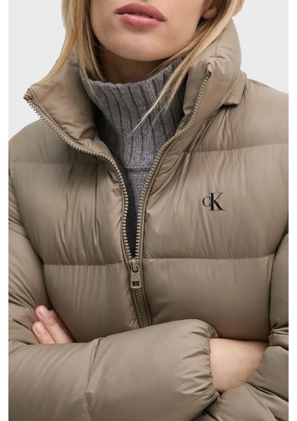 Calvin Klein Regular Fit Su Itici Çıkarılabilir Kapüşonlu Kısa Şişme Mont J20J223571PAV Bayan Mont J20J223571 Pav