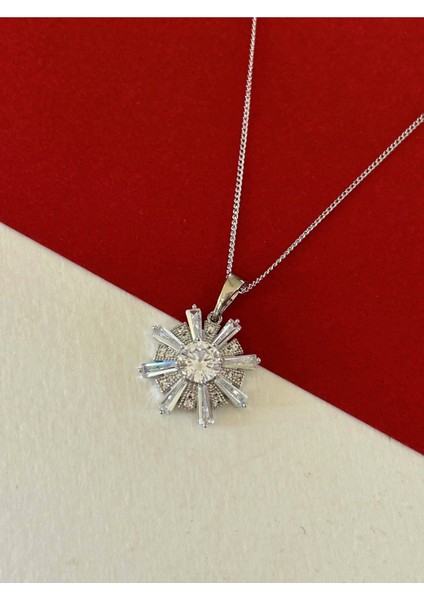 Silver Renk Çelik Ortası Büyük Yuvarlak Zirkon Taşlı ve Baget Taş Işlemeli Kolye