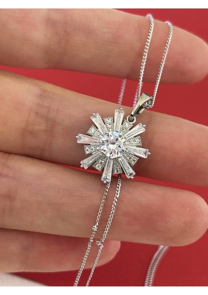 Silver Renk Çelik Ortası Büyük Yuvarlak Zirkon Taşlı ve Baget Taş Işlemeli Kolye