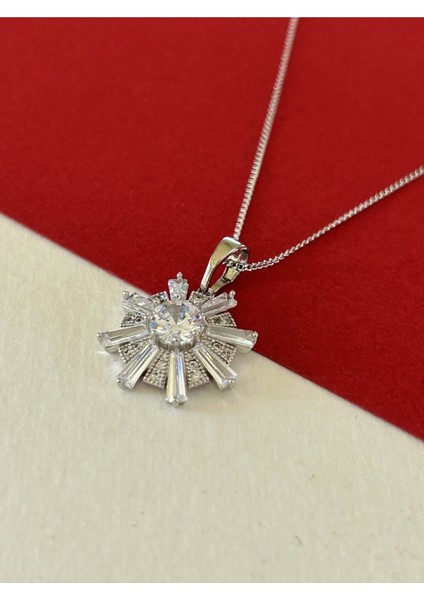 Silver Renk Çelik Ortası Büyük Yuvarlak Zirkon Taşlı ve Baget Taş Işlemeli Kolye