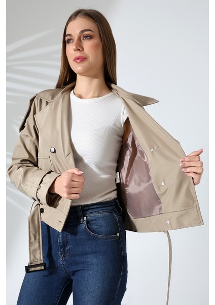 Kadın Astarlı Kemerli Cepli Su Itici Kumaş Crop Trençkot fırsatları