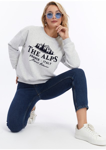 Kadife The Alps Desenli Gri Melanj Yumuşak Dokulu Regular Fit Bisiklet Yaka Kadın Sweatshirt
