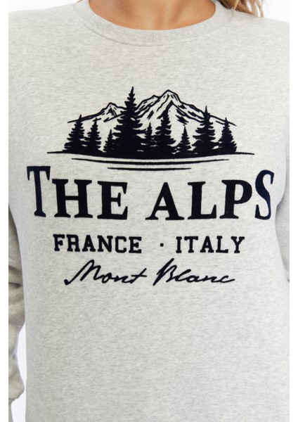 Kadife The Alps Desenli Gri Melanj Yumuşak Dokulu Regular Fit Bisiklet Yaka Kadın Sweatshirt