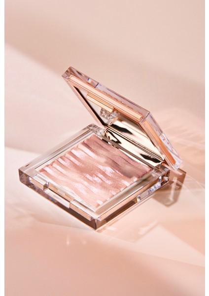Mikro İnci Tanecikleriyle Yoğun Işıltı Sağlayan Highlighter CLIO Prism Highlighter (02 Fairy Pink)