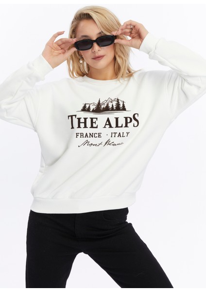Kadife The Alps Desenli Ekru Yumuşak Dokulu Regular Fit Bisiklet Yaka Kadın Sweatshirt