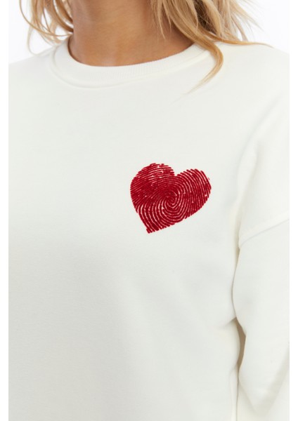 Kadife Kalp Desenli Ekru Yumuşak Dokulu Regular Fit Bisiklet Yaka Kadın Sweatshirt