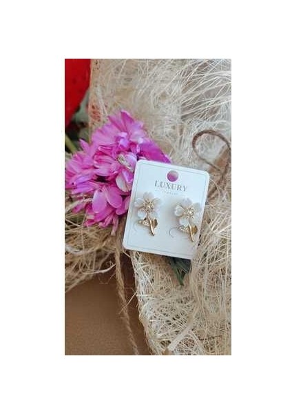 Modern ve Şık Altın Renk Çiçekli Küpe