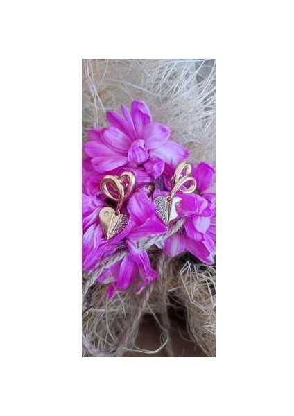 Modern ve Şık Altın Renk Kalpli Küpe