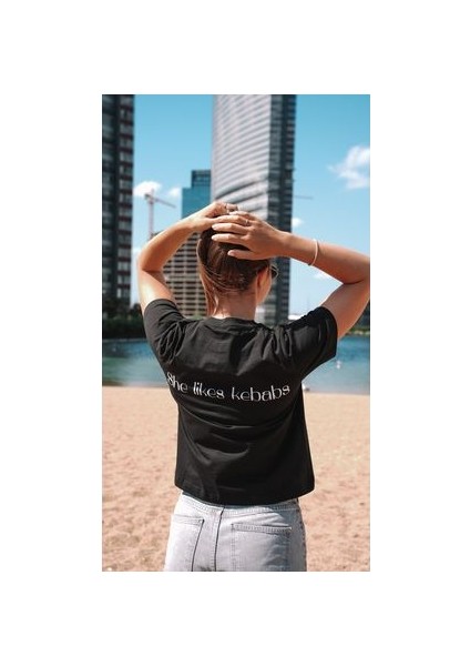 Siyah Baskılı Kadın Tişört – 100% Pamuk, Normal Kesim, Yuvarlak Yaka