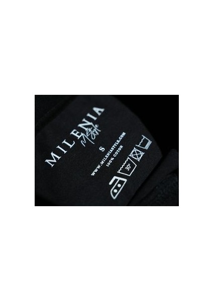 Siyah Baskılı Kadın Tişört – 100% Pamuk, Normal Kesim, Yuvarlak Yaka indirimleri