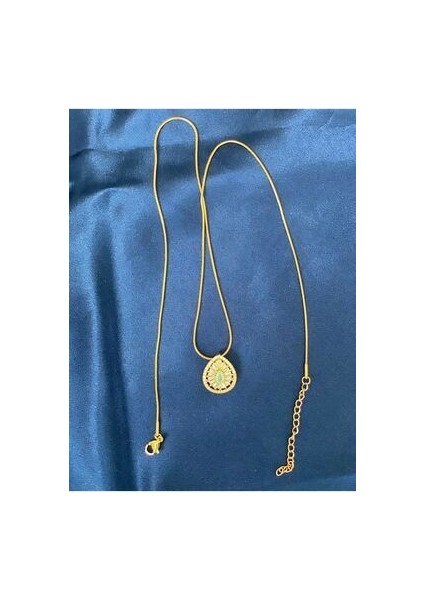 Modern ve Şık Altın Renk Damla Kolye