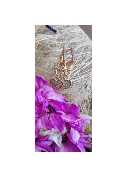 Modern ve Şık Altın Renk Kalpli Küpe