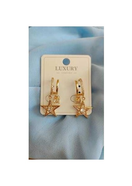 Modern ve Şık Altın Renk Yıldızlı Küpe