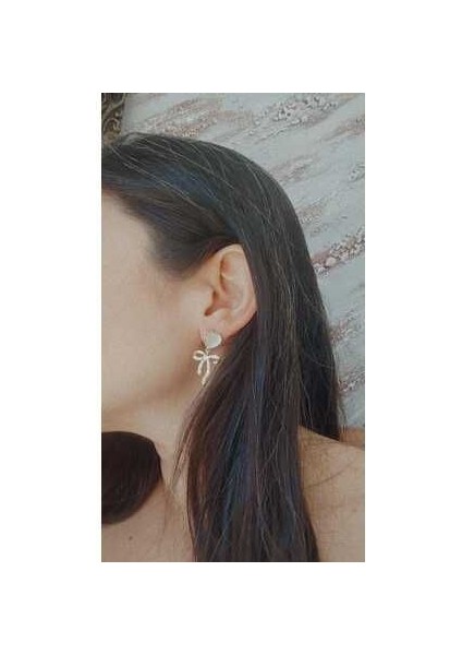 Modern ve Şık Gümüş Renk Kurdele Küpe