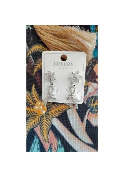 Modern ve Şık Gümüş Renk Çiçekli Küpe