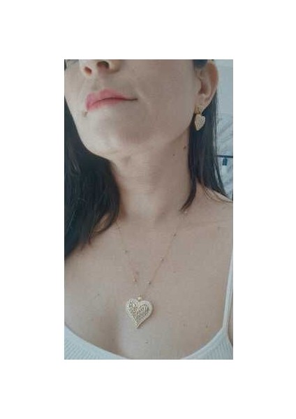 Modern ve Şık Altın Renk Kalpli Küpe