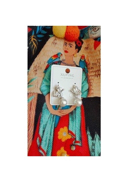 Modern ve Şık Gümüş Renk Inci Küpe