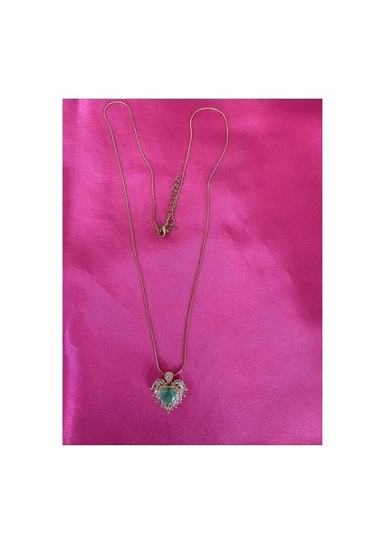 Kalp Tasarımlı Zümrüt Yeşili Taşlı Altın Renkli Kolye