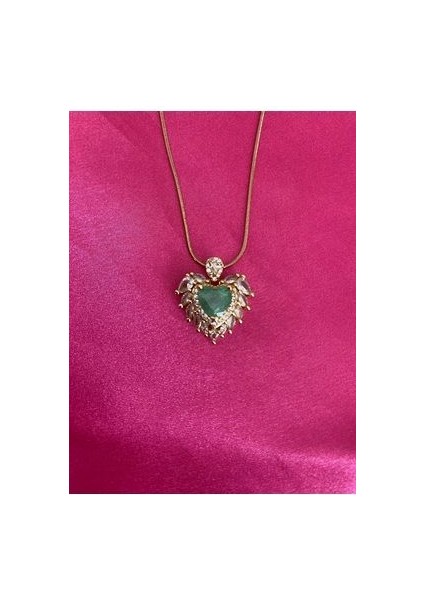 Kalp Tasarımlı Zümrüt Yeşili Taşlı Altın Renkli Kolye modelleri
