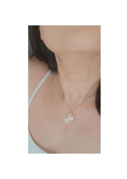 Modern ve Şık Altın Renk Kolye