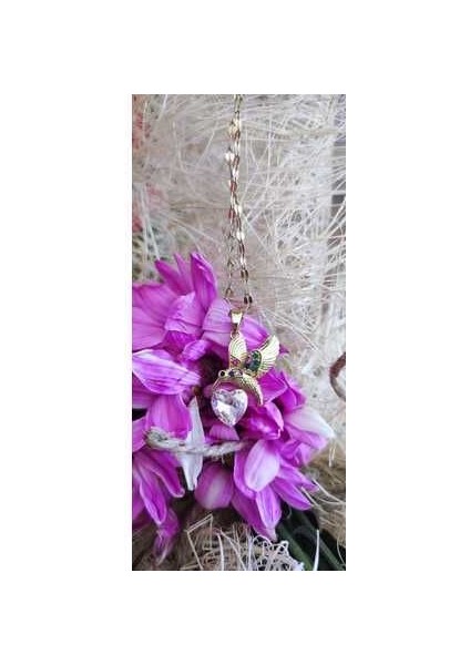 Modern ve Şık Altın Renk Kalpli Kolye