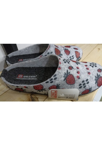 Kışlık Keçe Çıkarabilir Rahat Taban Çilek Desenli Kadın Ev Terliği modelleri