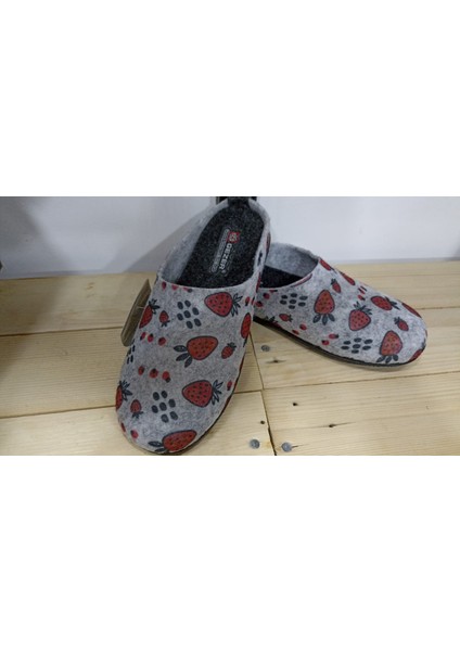 Kışlık Keçe Çıkarabilir Rahat Taban Çilek Desenli Kadın Ev Terliği fırsatları