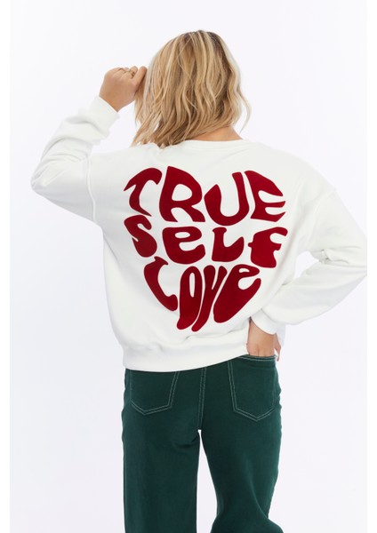 Kadife True Self Love Desenli Ekru Yumuşak Dokulu Regular Fit Bisiklet Yaka Kadın Sweatshirt