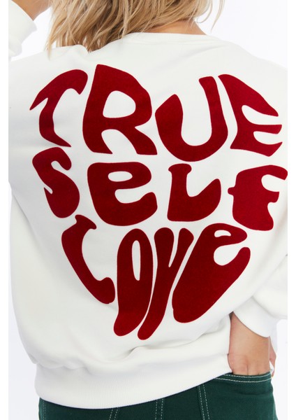 Kadife True Self Love Desenli Ekru Yumuşak Dokulu Regular Fit Bisiklet Yaka Kadın Sweatshirt