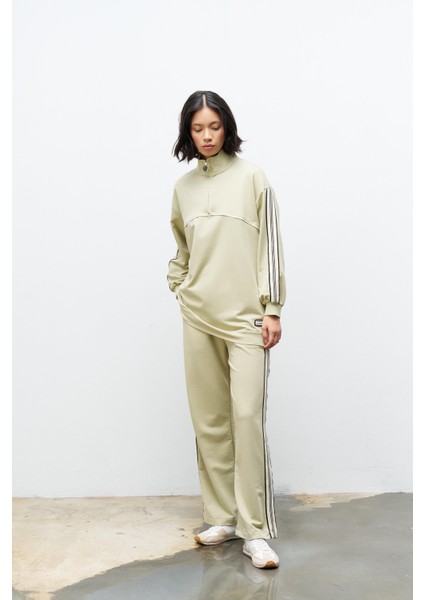 Açık Haki Kadın Dik Yaka Yarım Fermuarlı Etiket Detaylı Sweatshirt ve Rahat Kesim Şerit Detaylı Pantolon Pamuklu Örme Alt Üst Takım
