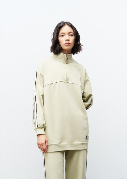 Açık Haki Kadın Dik Yaka Yarım Fermuarlı Etiket Detaylı Sweatshirt ve Rahat Kesim Şerit Detaylı Pantolon Pamuklu Örme Alt Üst Takım modelleri