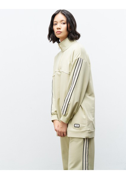 Açık Haki Kadın Dik Yaka Yarım Fermuarlı Etiket Detaylı Sweatshirt ve Rahat Kesim Şerit Detaylı Pantolon Pamuklu Örme Alt Üst Takım indirimleri