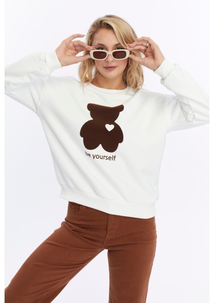 Kadife Be Yourself Desenli Ekru Yumuşak Dokulu Regular Fit Bisiklet Yaka Kadın Sweatshirt
