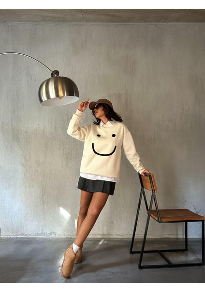 Kadın Ekru Smile Süzene Nakışlı 3 Iplik Şardonlu Geniş Kesim Sweatshirt 28313