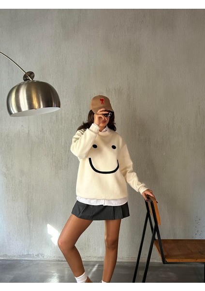 Kadın Ekru Smile Süzene Nakışlı 3 Iplik Şardonlu Geniş Kesim Sweatshirt 28313