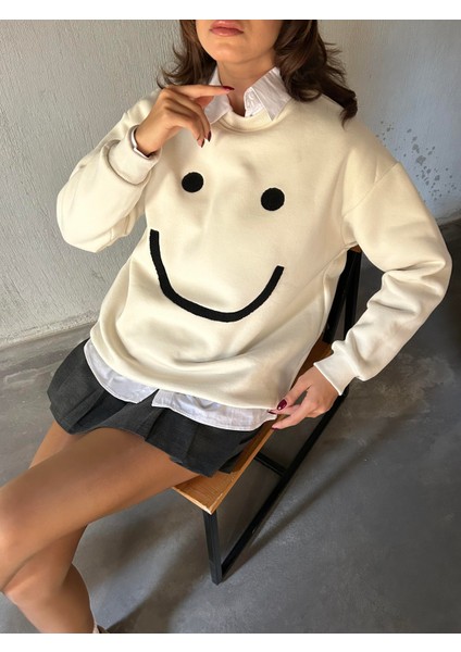 Kadın Ekru Smile Süzene Nakışlı 3 Iplik Şardonlu Geniş Kesim Sweatshirt 28313