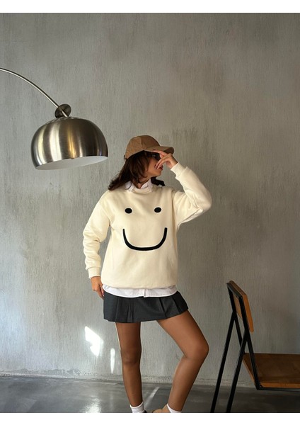 Kadın Ekru Smile Süzene Nakışlı 3 Iplik Şardonlu Geniş Kesim Sweatshirt 28313