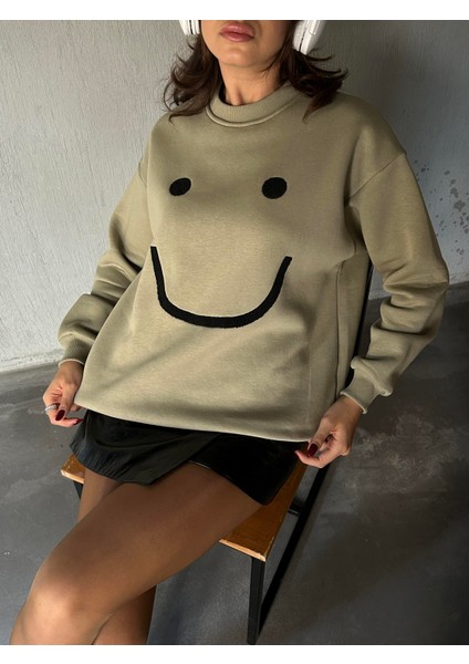 Kadın Küf Yeşili Smile Süzene Nakışlı 3 Iplik Şardonlu Geniş Kesim Sweatshirt 28313