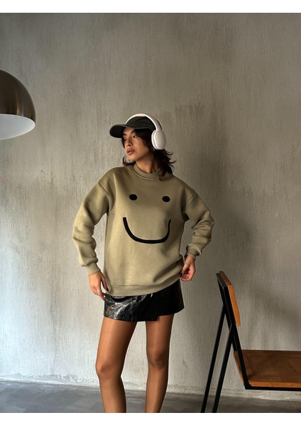 Kadın Küf Yeşili Smile Süzene Nakışlı 3 Iplik Şardonlu Geniş Kesim Sweatshirt 28313