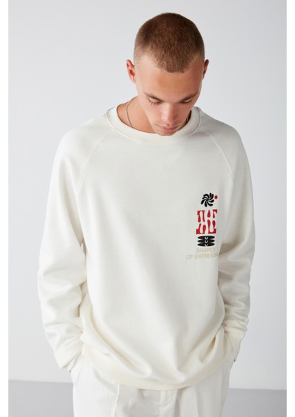 Expressed Erkek Reglan Kol Onu Nakış ve Baskılı Yumuşacık Kumaşlı Yuvarlak Yakalı Ekru Sweatshirt