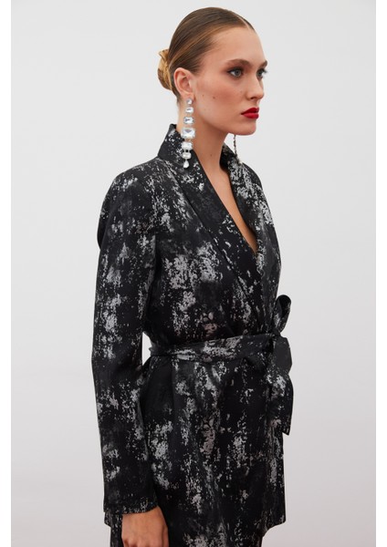 Parlak Desenli Kuşaklı Uzun Ceket - Siyah-Gümüş modelleri