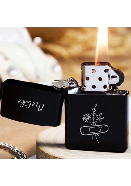 Kişiye Özel Isimli Benzinli Siyah Zippo Çakmak - Yarabandı Çiçek Baskılı