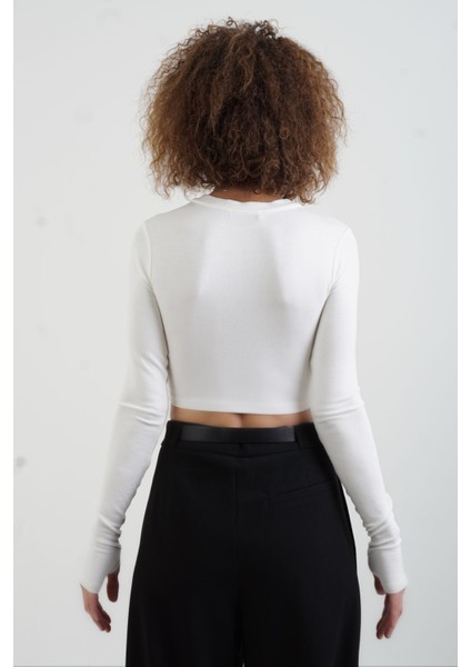 Ekru Parmak Detaylı Crop Bluz